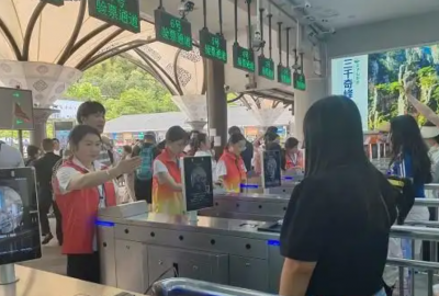 2025年火爆“五一”假期，張家界口岸出入境旅客超9100人次